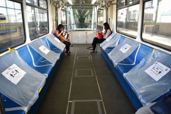 为了保持社交距离，菲律宾马尼拉一趟列车上的座椅打上了塑料封条。（法新社）