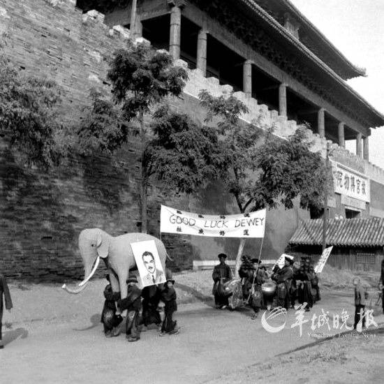 1948年北平“杜威助选”游行，图源：羊城晚报