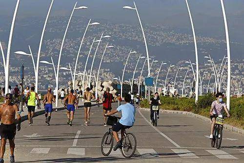 2020年6月11日，由于政府采取交通管控措施防止疫情蔓延，许多黎巴嫩年轻人选择骑自行车出行。