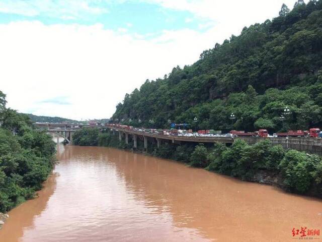 视频惊心！四川宜宾山体塌方砸中3车