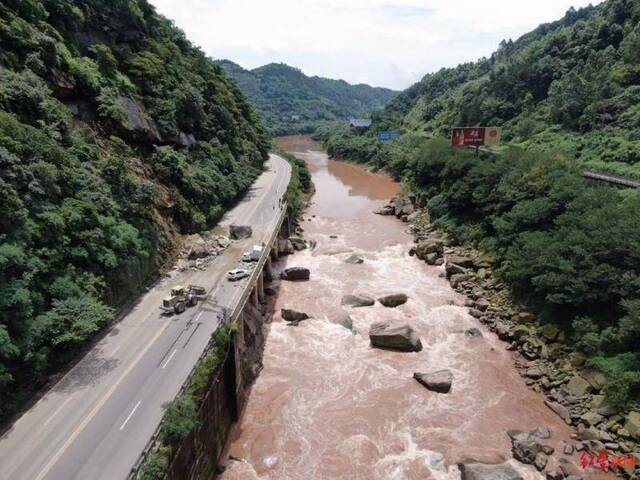 视频惊心！四川宜宾山体塌方砸中3车