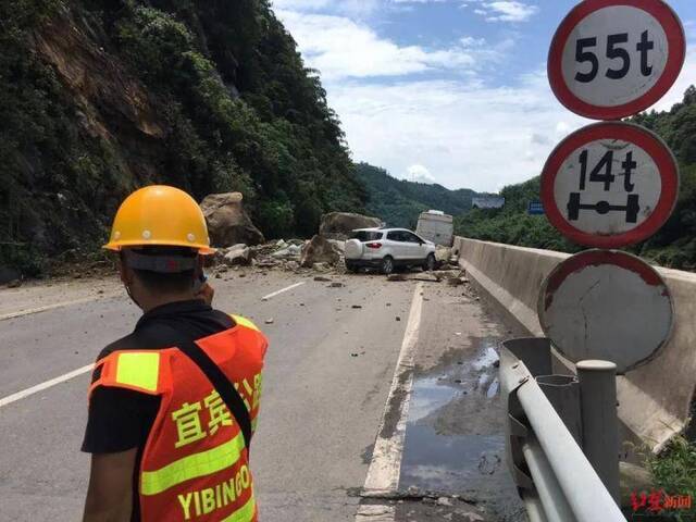 视频惊心！四川宜宾山体塌方砸中3车