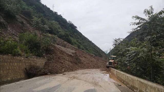 云南德钦突降暴雨致塌方滑坡等险情 多路段交通中断