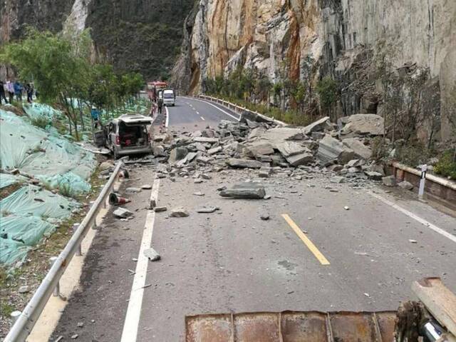 云南德钦突降暴雨致塌方滑坡等险情 多路段交通中断