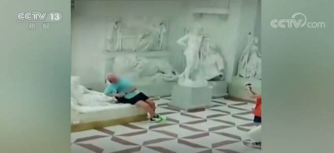 意大利：一奥地利游客拍照坐坏19世纪雕塑