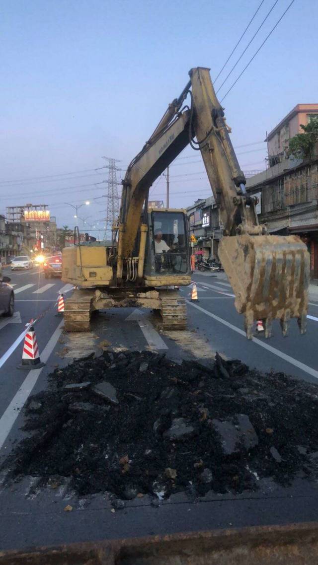 广东普宁一刚施工完成的沥青路面现破损：立即约谈