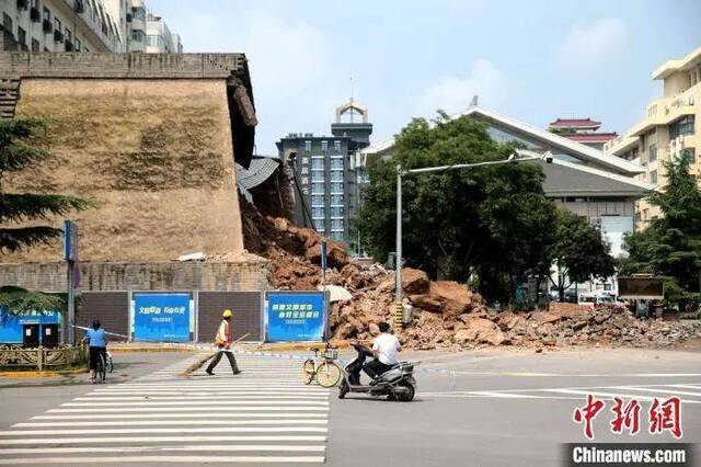 西安明秦王府城墙遗址修复保护砌体8日发生坍塌。张远摄