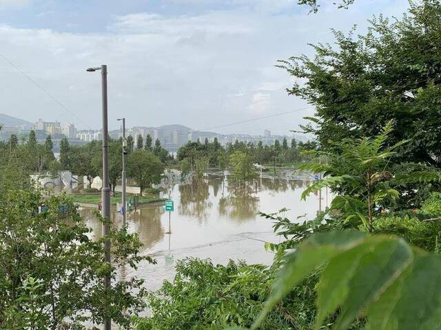 韩国暴雨灾害已致30人死亡台风将至或使灾情持续扩大