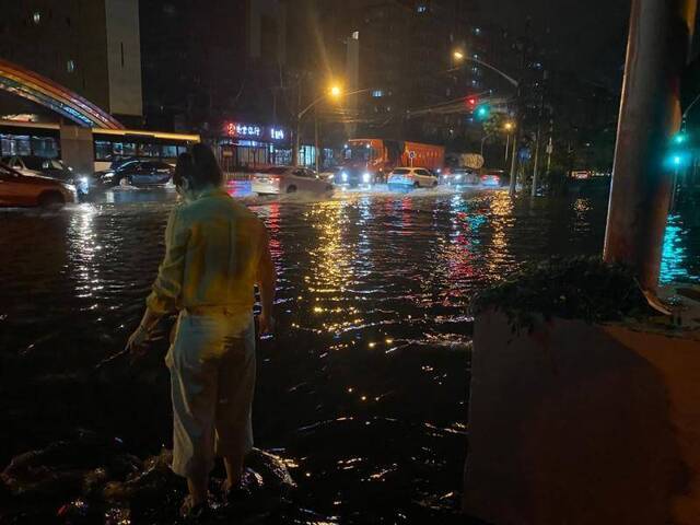 阵雨后多路段落叶堵住排水口，市民自发清理