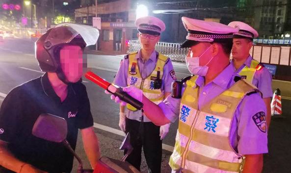 警方在街头严查酒驾行为重庆交巡警总队供图
