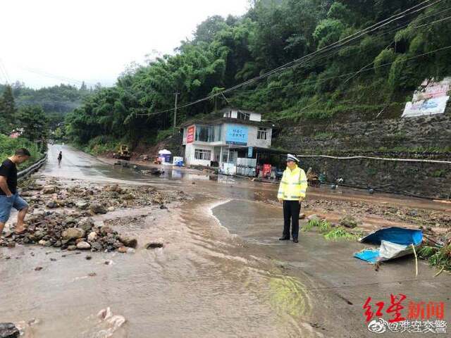 ↑雅安多条道路因泥石流、山体垮塌中断