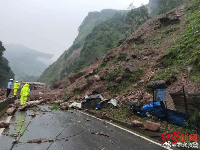 ↑雅安多条道路因泥石流、山体垮塌中断