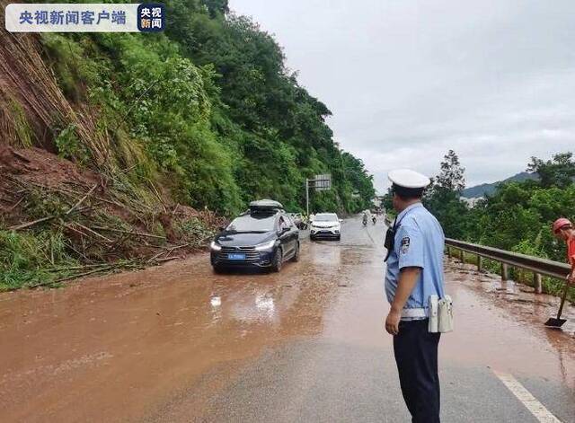 雷雨交加！四川雅安多地出现城市内涝、道路中断