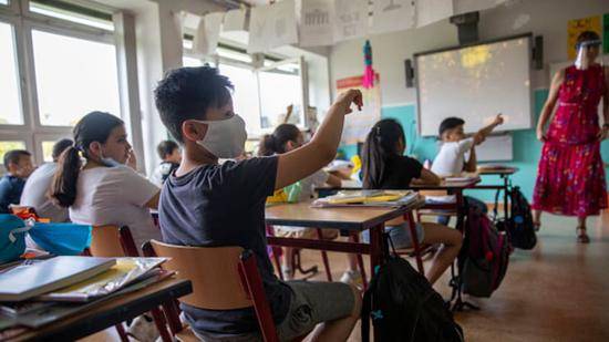 8月10日，德国柏林一学校开学首日。（图源：Getty Images）