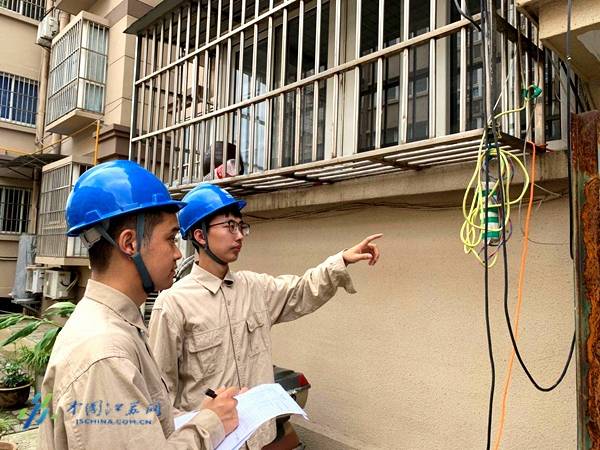 南京溧水供电：“蜘蛛网”隐患多，“电保姆”保安全
