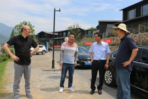 顾浩听取三都渔村休闲度假项目负责人介绍开发建设情况