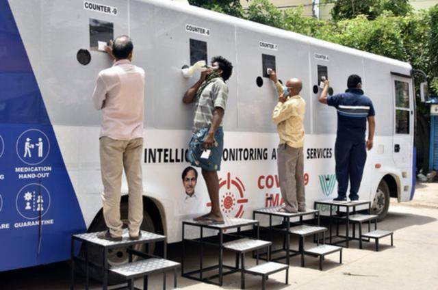 7月31日，在印度海得拉巴，人们进行新冠病毒检测。新华社发