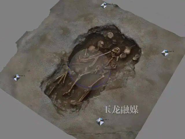 丽江一中学重建足球场 发现3千平米古墓单坑19颗头骨