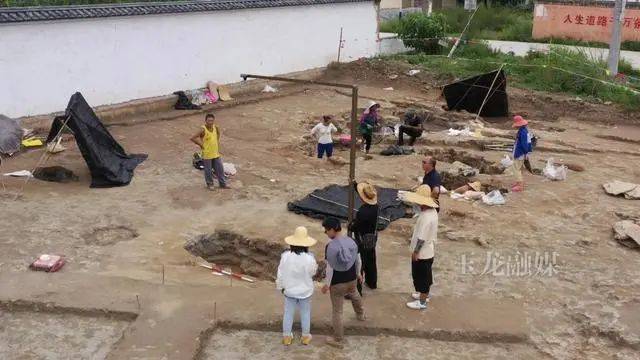 丽江一中学重建足球场 发现3千平米古墓单坑19颗头骨