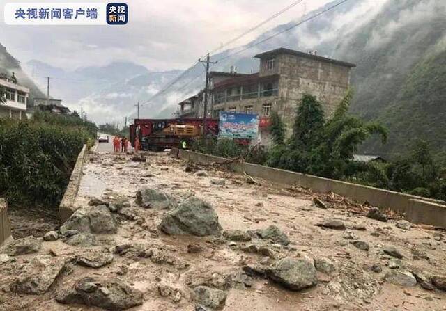 四川甘孜多地出现强降雨天气 致部分地段发生泥石流灾害