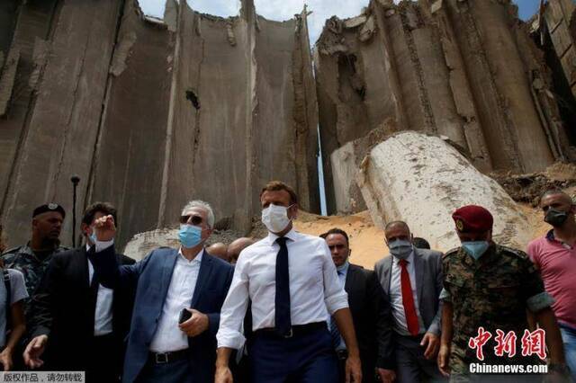 当地时间8月6日，法国总统马克龙到访黎巴嫩，查看首都贝鲁特爆炸现场。