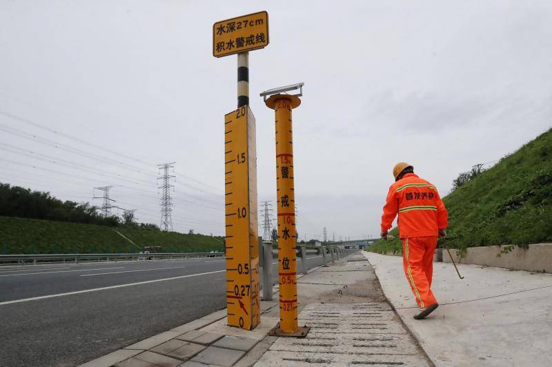 8月12日15时，新京报知道视频记者在京台高速芦各庄泵站直播泵站排水工作准备。摄影/新京报记者王贵彬