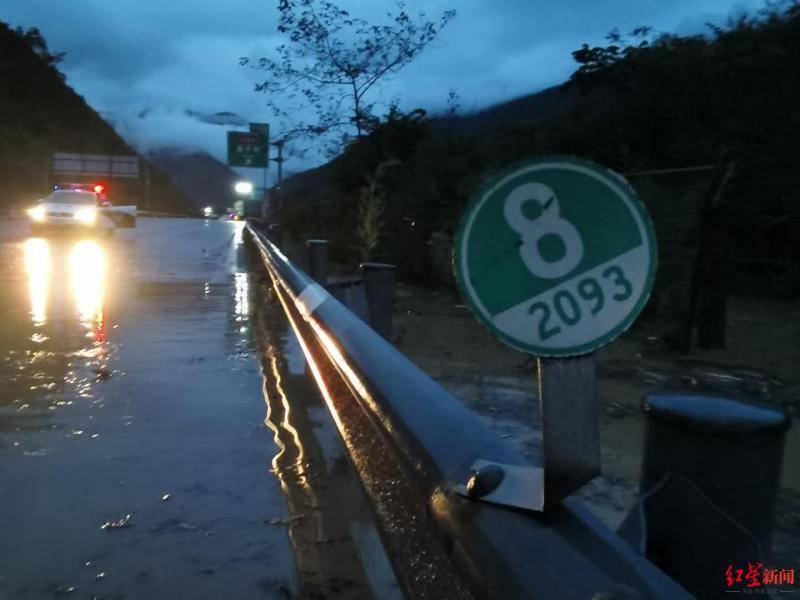 ↑雅西高速遭遇泥石流，已采取交通管制措施