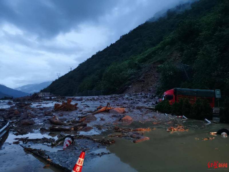 ↑雅西高速遭遇泥石流