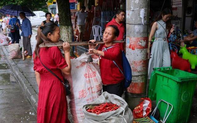 贵州丹寨大集6天赶一次 一天是“狗场”一天是“龙场”