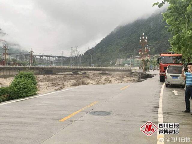 四川雅安石棉县城道路垮塌卷走一辆货车