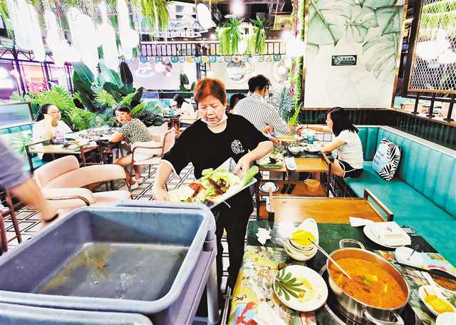 8月11日，江北区石马河龙湖源著天街，某海鲜火锅店，服务员将顾客剩下的菜品倒掉。