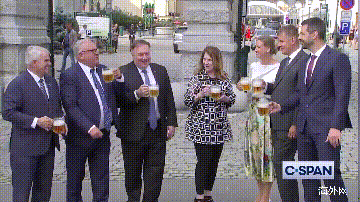 蓬佩奥带妻子在捷克聚众喝啤酒 网友：传播病毒!(图)