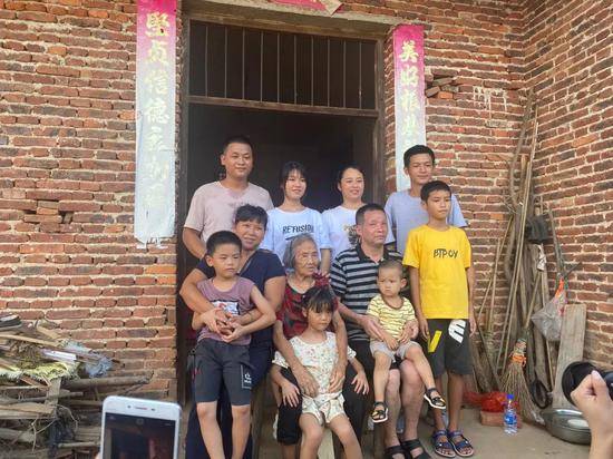 8月7日下午，时隔27年，张玉环一家11口人在家门口拍摄全家福合影。新京报记者杜雯雯摄