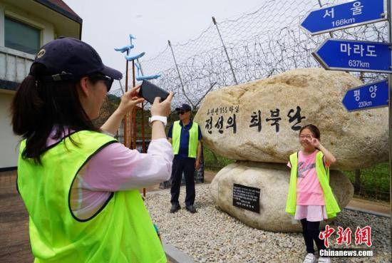 2019年，韩国首次向公众开放非军事区徒步游。图为民众在“金刚通门”旁边留影，这曾是韩国游客前往朝鲜金刚山旅游的必经之路。中新社记者曾鼐摄