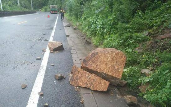 留神！北京昌平部分山区道路雨后出现落石正清理中