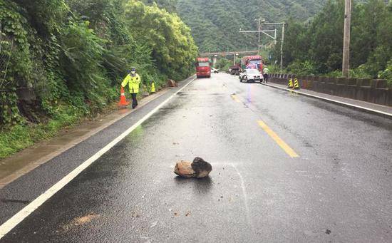 留神！北京昌平部分山区道路雨后出现落石正清理中