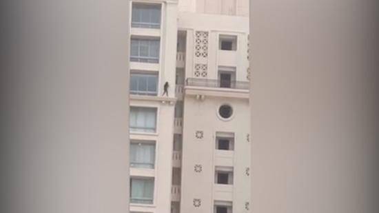 印度15岁大胆少女被拍到在大楼23层外侧平台行走