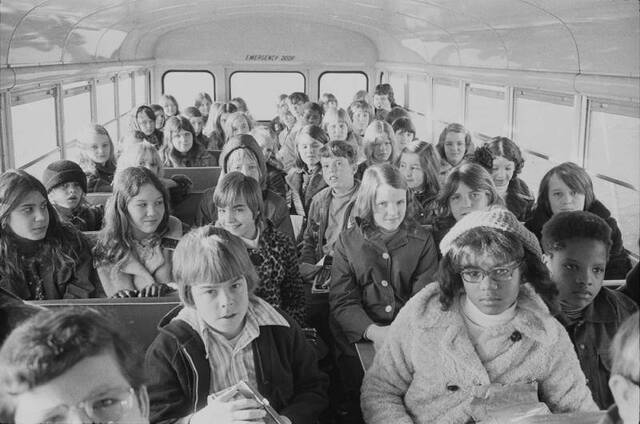 △1973年北卡州的“反种族隔离校车”