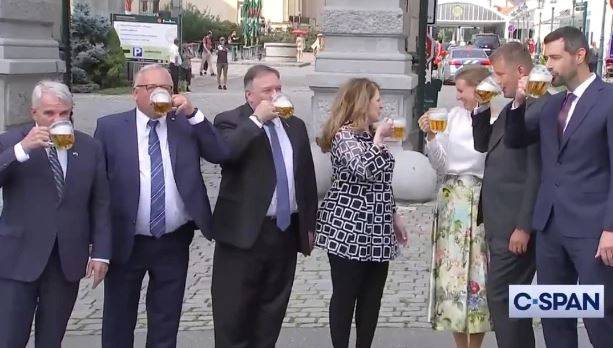 蓬佩奥在捷克不戴口罩喝啤酒视频截图