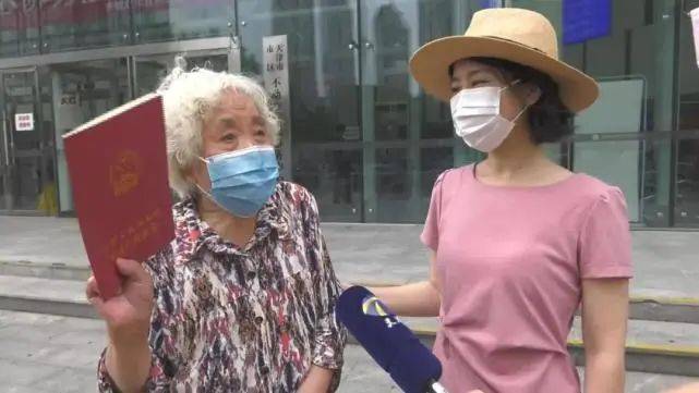 结婚57年，连菜刀都要AA的八旬夫妻离婚了，双方分别给法官送来了锦旗