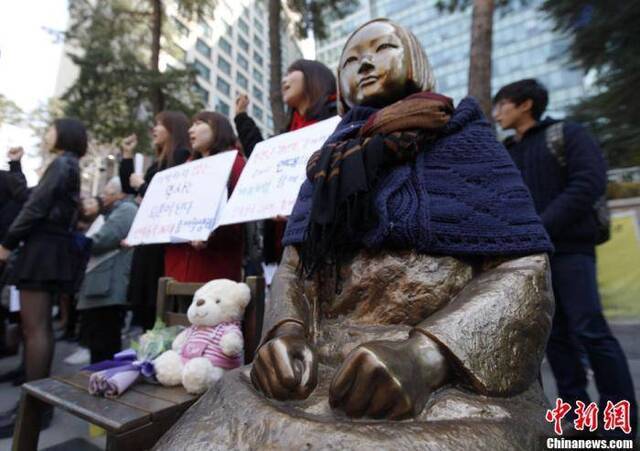 资料图：伫立于日本驻韩大使馆门前的“慰安妇”和平少女像铜像。中新社发刘关关摄