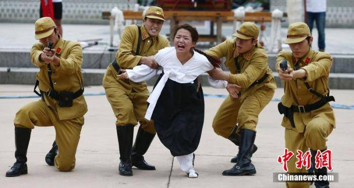 资料图：韩国民众以“慰安妇的一生”为主题上演话剧，悼念战争时期遭日军欺凌的“慰安妇”们。图片来源：东方IC版权作品请勿转载