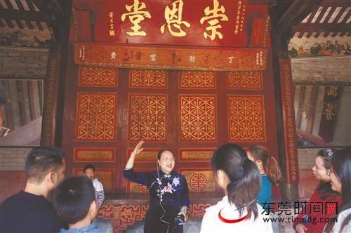 ■李翠薇在南社谢氏大宗祠为游客做导赏，讲解南社历史受访者供图