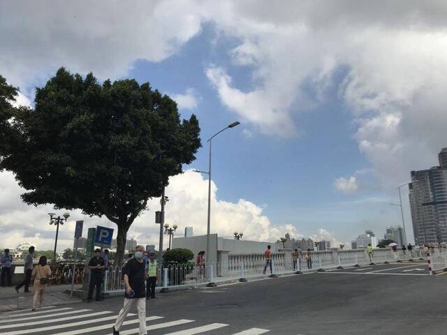 为绕开梁女士家，海珠涌大桥南段引道的人行道被缩窄到1米左右。新京报记者张惠兰摄