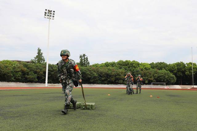 骄阳似火练兵酣 后浪淬火砺精兵