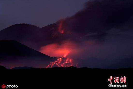 资料图：2019年7月，埃特纳火山喷发并流出岩浆，火山灰冲向天空，不时可以听见爆炸声。西西里岛第二大城市卡塔尼亚的两座机场因火山喷发关闭，20日早晨部分开放。图片来源：ICphoto