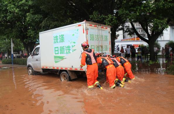 强降雨引发城市内涝车辆被困 云南普洱消防紧急转移被困人员