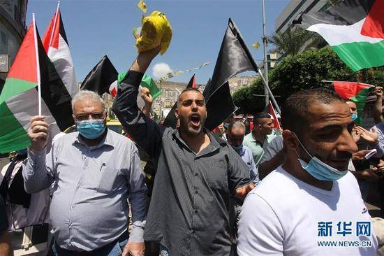 ▲8月14日，巴勒斯坦人在约旦河西岸城市纳布卢斯抗议以色列与阿联酋达成的和平协议。新华社发（尼达勒摄）