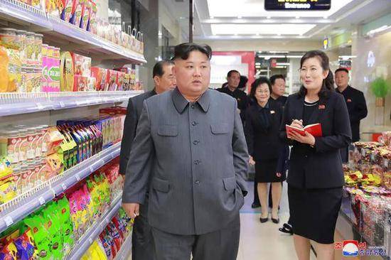 （图说：金正恩视察大城百货商店）