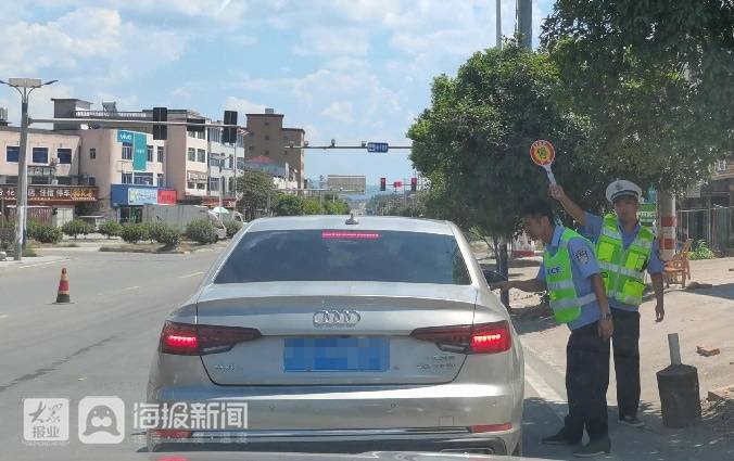 山砀镇的出镇道路上，交警逐车检查驾乘人员和后备箱